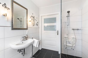Een douche, een haardroger, handdoeken