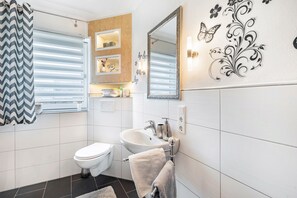 Een douche, een haardroger, handdoeken