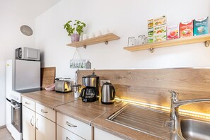 Fridge, microwave, oven, coffee/tea maker - Holiday Apartment 'Sonnenblick Und Relax' with Private Terrace, Shared Garden and Wi-Fi (Sundern)