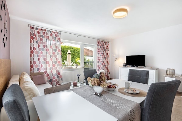 Dining - Holiday Apartment 'Sonnenblick Und Relax' with Private Terrace, Shared Garden and Wi-Fi (Sundern)