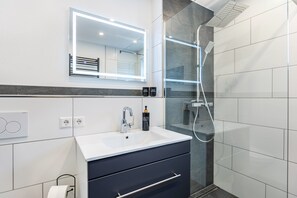 Suihku, hiustenkuivaaja, pyyhkeet