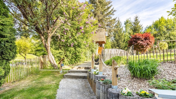 A stone pathway leading to a wooden structure with a rope barrier. - Apartment 'Reinbold' with Private Terrace, Private Garden and Wi-Fi (Niedereschach)