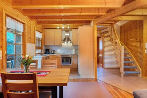 Kjøleskap, ovn, kokeplater og oppvaskmaskin