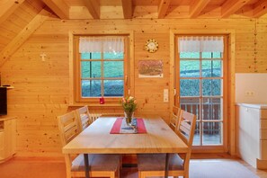 Dining - Apartment 'Bergblick' with Mountain View, Shared Terrace and Wi-Fi (Mühlenbach)