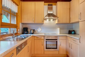 Kühlschrank, Ofen, Herdplatte, Geschirrspüler