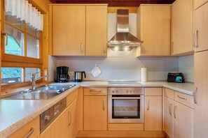 Kjøleskap, ovn, kokeplater og oppvaskmaskin