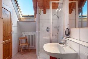 Dusche, Haartrockner, Handtücher