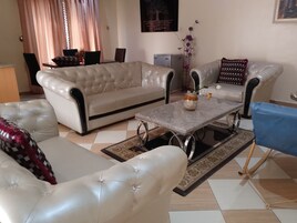 Escritorio, espacio para trabajar con laptop y wifi gratis 