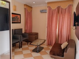 Escritorio, espacio para trabajar con laptop y wifi gratis 