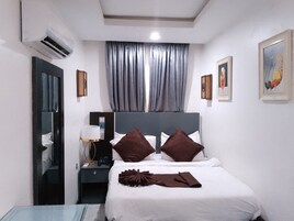 Escritorio, espacio para trabajar con laptop y wifi gratis 