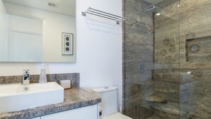 Een haardroger, handdoeken, shampoo, toiletpapier