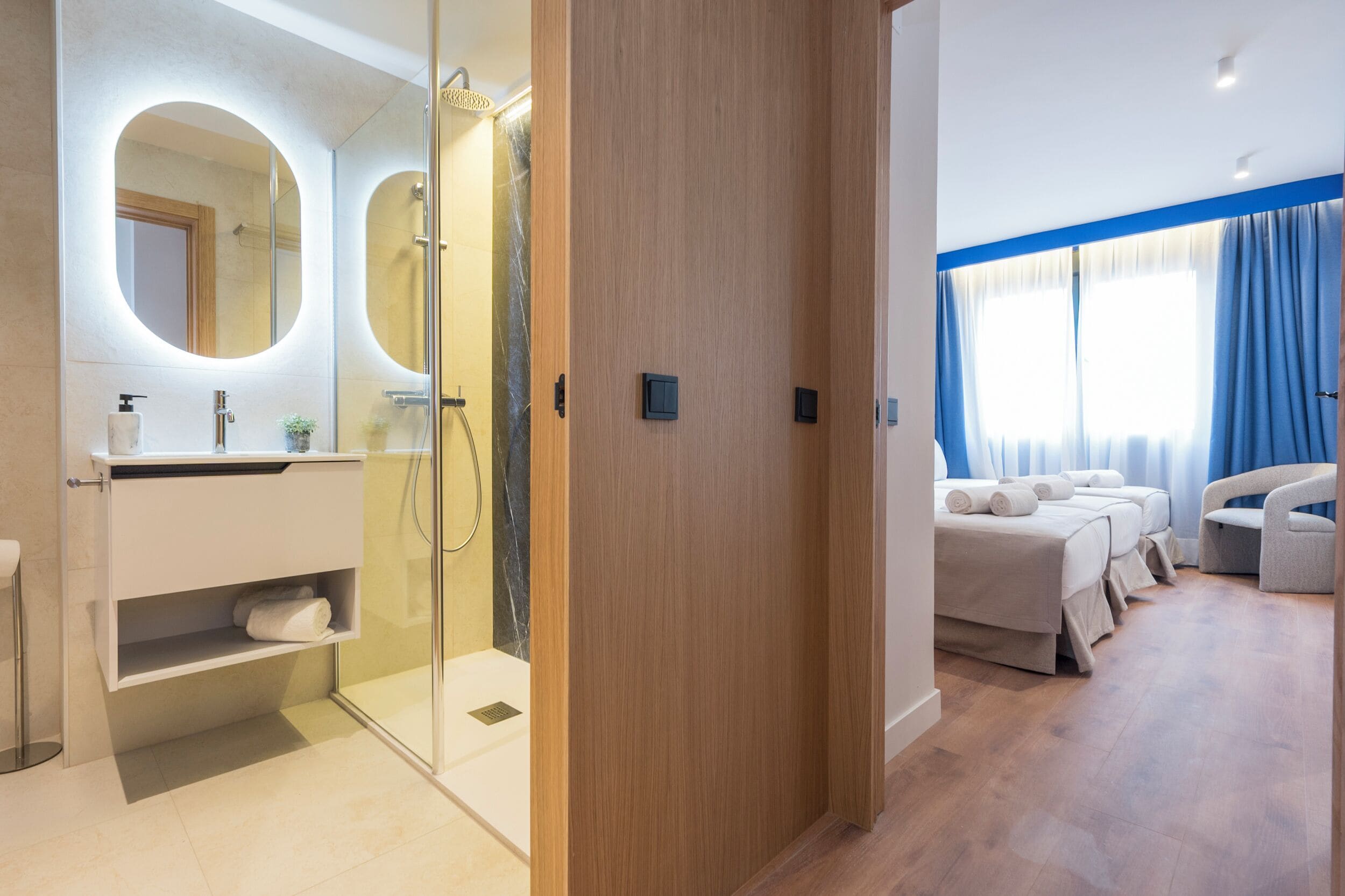 Àtic superior, 2 dormitoris | Bany | Dutxa, assecador de cabells, tovalloles i sabó 