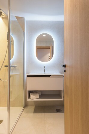 Comfort Penthouse | Bathroom | Shower, hair dryer, towels, soap - Iconic Suites (Madrid)