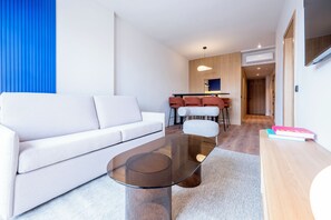 Superior penthouse, 2 slaapkamers | Woonruimte | Een 55-inch flatscreentelevisie met digitale zenders