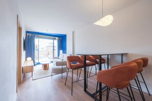 Superior penthouse, 2 slaapkamers | Woonruimte | Een 55-inch flatscreentelevisie met digitale zenders