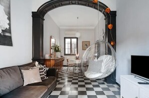 Smart TV, books, stereo - Apartamento Sevilla a los pies de la Giralda (Sevilla)