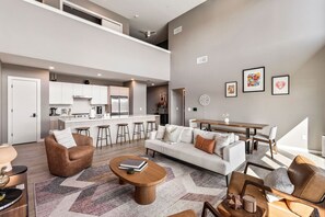 Smart TV - Penthouse Luxury w/ Pool, Patio & City View - Walk to Broadway (Nashville)