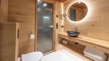 Habitación clásica doble | Baño | Ducha, secador de pelo, toallas y jabón