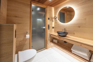 Habitación clásica doble | Baño | Ducha, secador de pelo, toallas y jabón