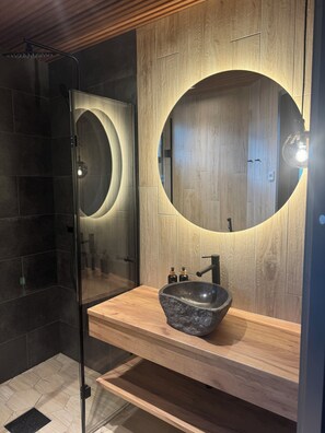 Superior Quadruple Room | Bathroom