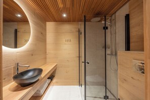 Superior-Vierbettzimmer | Badezimmer | Dusche, Haartrockner, Handtücher, Seife
