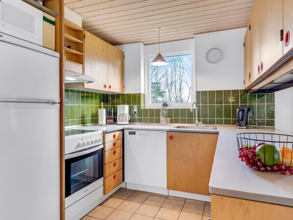 Fridge, microwave, dishwasher, cookware/dishes/utensils