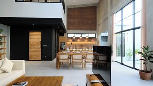Un interior moderno con comedor, cocina y zona de estar.