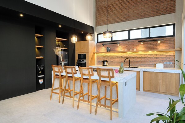 冰箱、微波炉、烤箱、炉灶