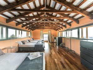 7 habitaciones, tabla de planchar con plancha y acceso a internet 