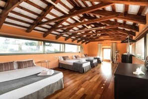 7 habitaciones, tabla de planchar con plancha y acceso a internet