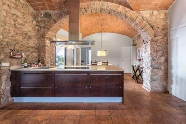 Een koelkast, een microgolfoven, een oven, een vaatwasser