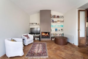Fernseher, Kamin, Stereoanlage