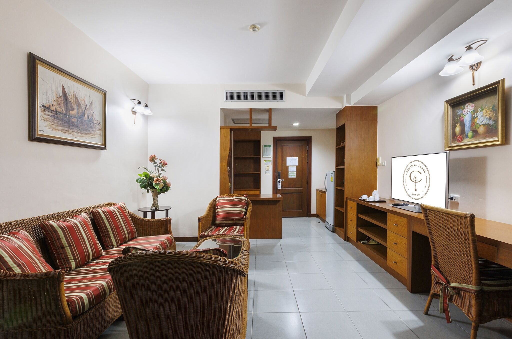 ห้องสวีท | บริเวณนั่งเล่น | สมาร์ททีวี 43 นิ้ว พร้อมช่องดิจิตอล