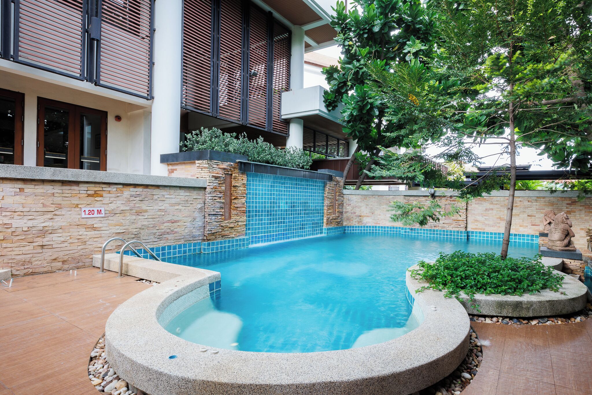 สระว่ายน้ำ