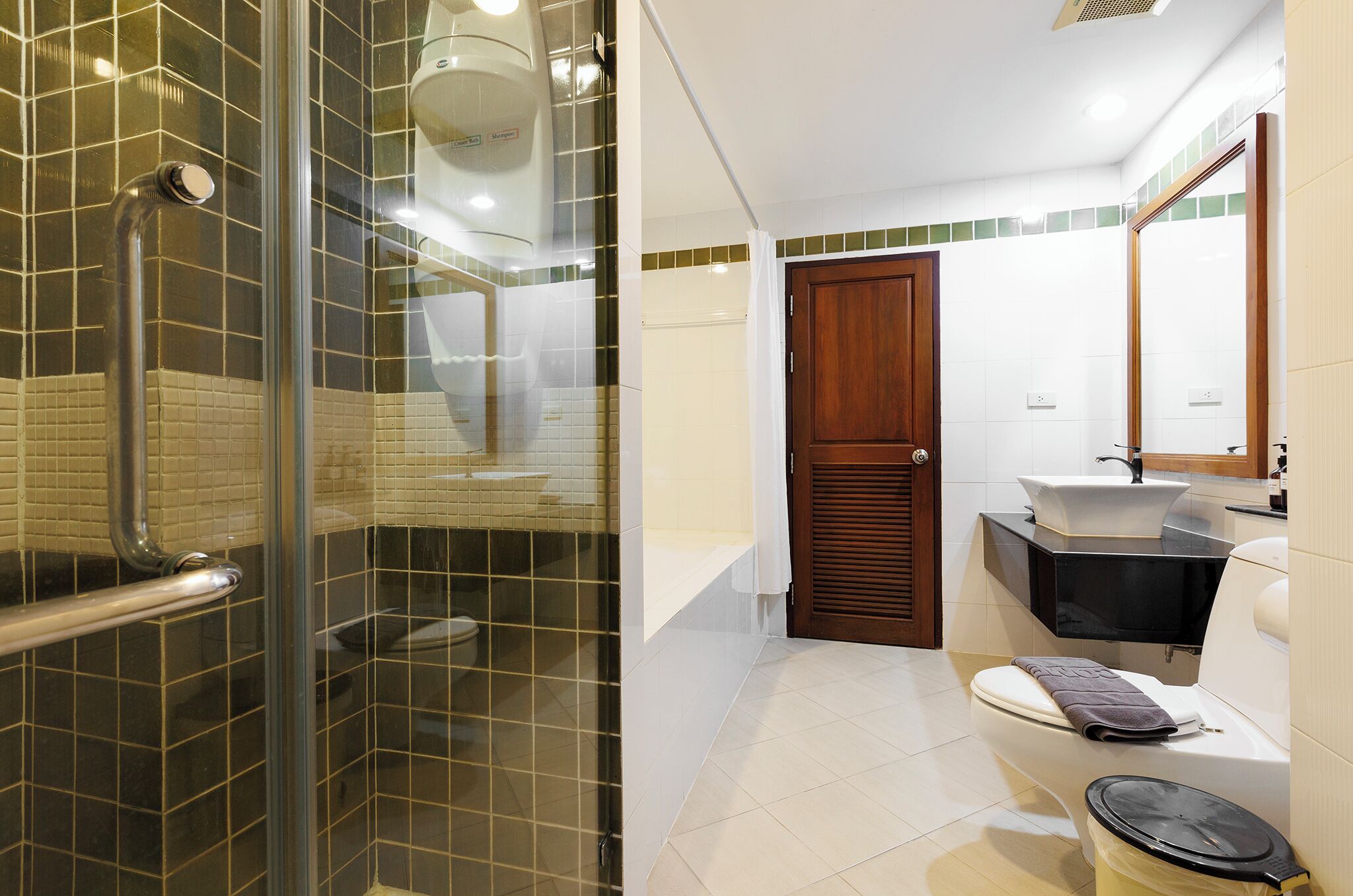 ห้องสวีท | ห้องน้ำ | ฝักบัว, รองเท้าสวมภายในห้อง, ผ้าเช็ดตัว, สบู่