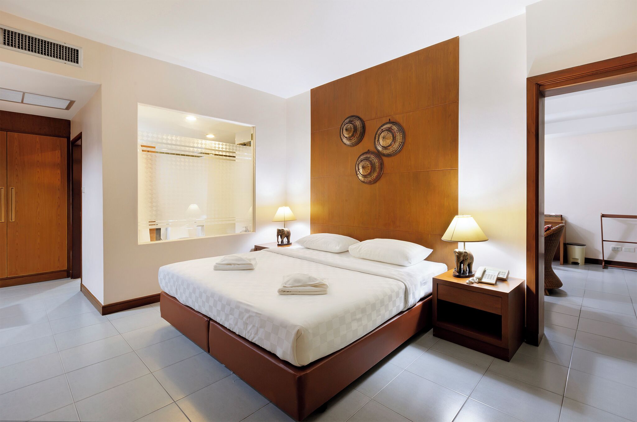 Suite | In-room safe, rollaway beds, free WiFi, bed sheets