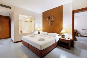 Suite | In-room safe, rollaway beds, free WiFi, bed sheets