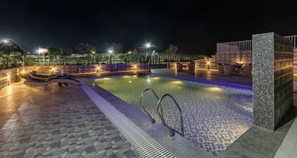ELIVAAS 5 BHK With Pvt Pool - Zenora