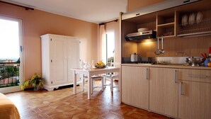 Kühlschrank, Mikrowelle, Herdplatte, Hochstuhl