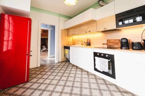 Kühlschrank, Mikrowelle, Ofen, Herdplatte