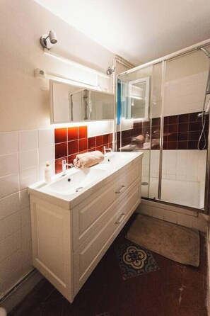 Shower, hair dryer, towels