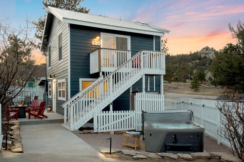 Hot Tub • Fire Pit • Walk to Downtown Estes & Stanley Hotel • Historic Renovated 1928 Cottage
