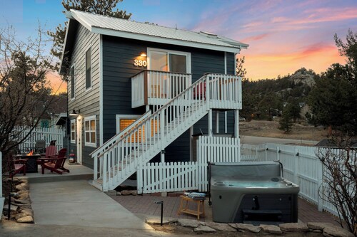 Cozy Cottage Near Estes Park Downtown & Stanley Hotel with Private Hot Tub!