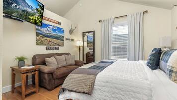 3 sovrum, skrivbord, strykjärn/strykbräda och resesäng