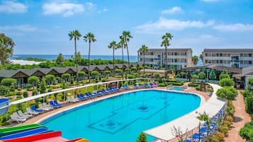 3 piscines extérieures