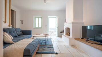 Villa | 4 bedrooms, desk