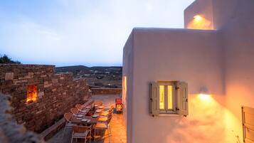 House | 4 bedrooms, desk