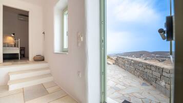 Villa | 4 bedrooms, desk