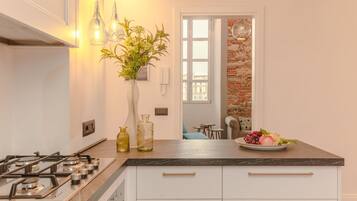 Frigorifero, forno, piano cottura, lavastoviglie