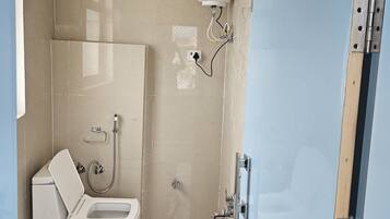 Deluxe Suite, City View | Bathroom | Shower, towels, soap, shampoo